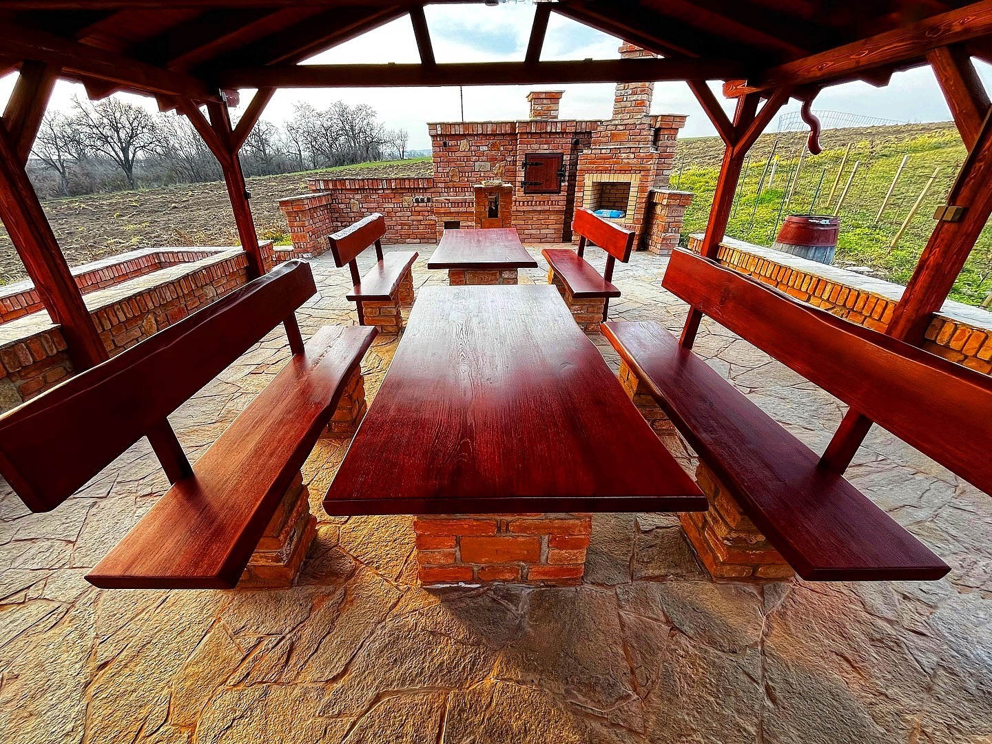 Stolové sety a dvířka udírny sjednocené se stylem pergoly