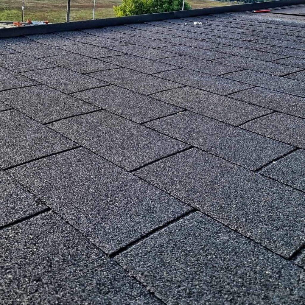 Ukázka střechy s asfaltovou šindelí