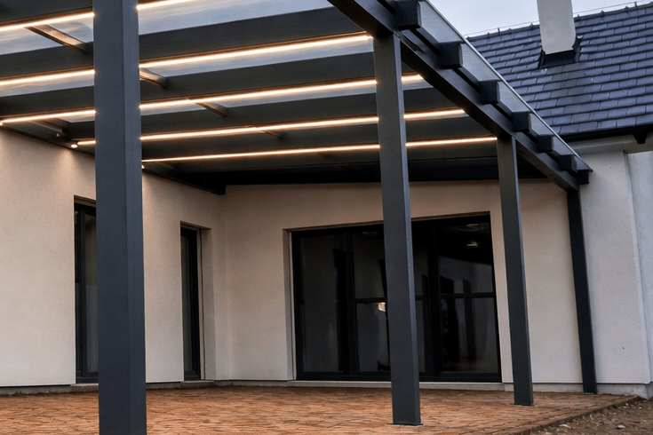 Led pásky v krovech pergoly